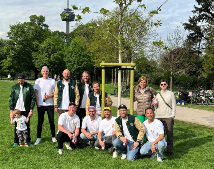 Mit viel Gesang und guter Laune haben die Grüngürtelrosen einen Baum im Carola-Williams-Park gespendet Foto Gloria