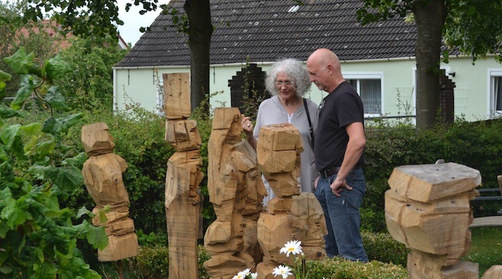 Holger Hüllsmeyer Künstler und seine friesischen Häuptlinge im Garten