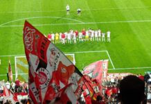 1. FC Köln gegen Eintracht Braunschweig nach dem 5:0 vor der Südkurve von den Fans gefeiert Foto@schoti75