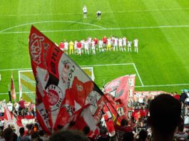 1. FC Köln gegen Eintracht Braunschweig nach dem 5:0 vor der Südkurve von den Fans gefeiert Foto@schoti75