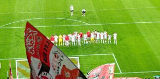 1. FC Köln gegen Eintracht Braunschweig nach dem 5:0 vor der Südkurve von den Fans gefeiert Foto@schoti75