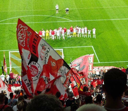 1. FC Köln gegen Eintracht Braunschweig nach dem 5:0 vor der Südkurve von den Fans gefeiert Foto@schoti75