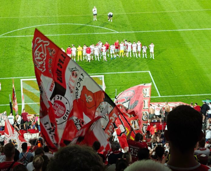 1. FC Köln gegen Eintracht Braunschweig nach dem 5:0 vor der Südkurve von den Fans gefeiert Foto@schoti75