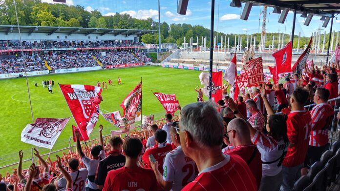 2500 mitgereiste 1. FC Köln Fans feuerten 90 Minuten bedingungslos ihr team an Foto @ Stadionkind Schoti75