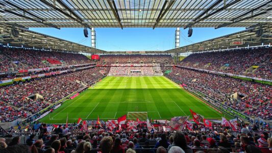 1. FC Köln Heimspiel gegen SSV Ulm. Bestes Stadionwetter und fullhouse Foto (c) Stadionkind @Schoti75