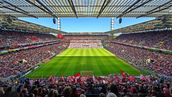 1. FC Köln Heimspiel gegen SSV Ulm. Bestes Stadionwetter und fullhouse Foto (c) Stadionkind @Schoti75