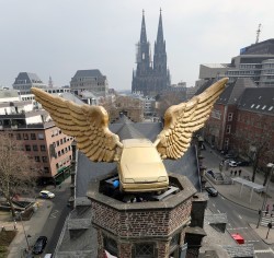 Herausgeputztes Flügelauto verlässt Ford: Der "Goldene Vogel" thront wieder auf dem Kölnischen Stadtmuseum