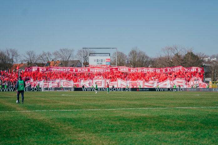 SSV Ulm gegen 1. FC Köln Choreo der FC Fans Foto (c) Stadionkind @gelbster